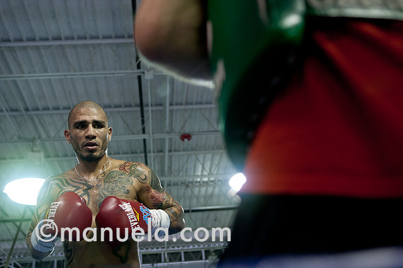 Miguel Cotto and trainer Freddie Roach prepare for the fight against Delvin Rodriguez on Oct 5