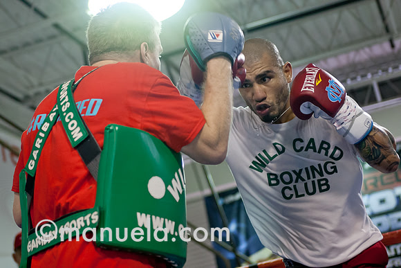 Miguel Cotto and trainer Freddie Roach prepare for the fight against Delvin Rodriguez on Oct 5