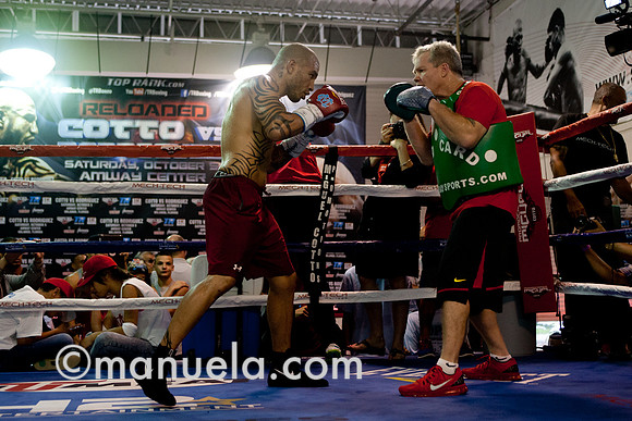 Miguel Cotto and trainer Freddie Roach prepare for the fight against Delvin Rodriguez on Oct 5
