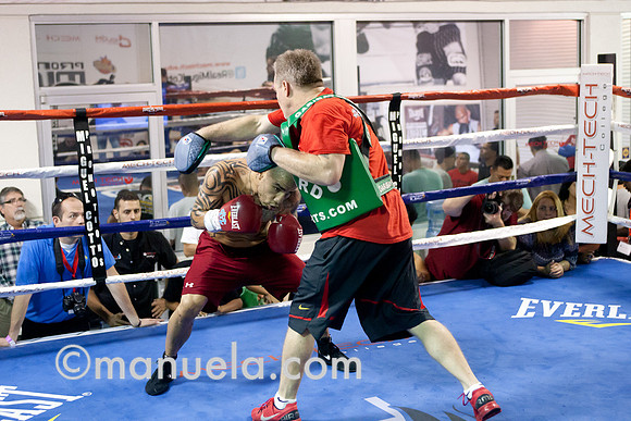 Miguel Cotto and trainer Freddie Roach prepare for the fight against Delvin Rodriguez on Oct 5
