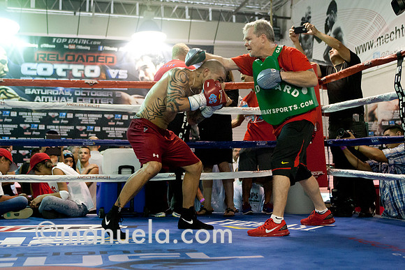 Miguel Cotto and trainer Freddie Roach prepare for the fight against Delvin Rodriguez on Oct 5