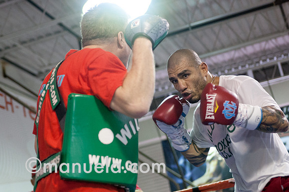 Miguel Cotto and trainer Freddie Roach prepare for the fight against Delvin Rodriguez on Oct 5