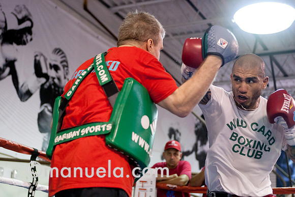 Miguel Cotto and trainer Freddie Roach prepare for the fight against Delvin Rodriguez on Oct 5